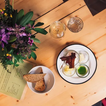 Nocleg ze śniadaniem Monastery Garden Bistro &