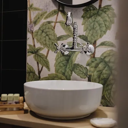 Nocleg ze śniadaniem Monastery Garden Bistro & 4*