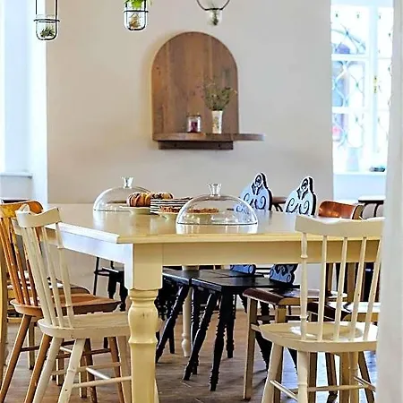 Nocleg ze śniadaniem Monastery Garden Bistro & 4*