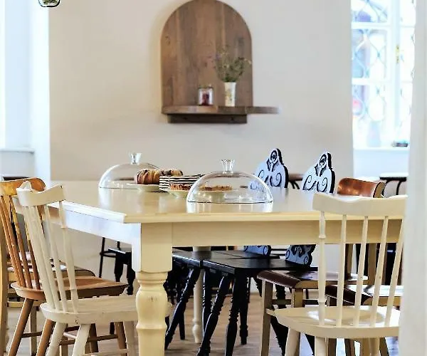 Monastery Garden Bistro & לינה וארוחת בוקר
